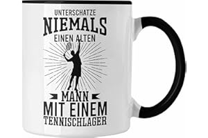 Trendation - Tennis Tasse Geschenk für Tennisspieler mit Spruch Unterschätze Niemals EInen Alten Mann für Männer Frauen Tennis-Trainer Coach (Schwarz)
