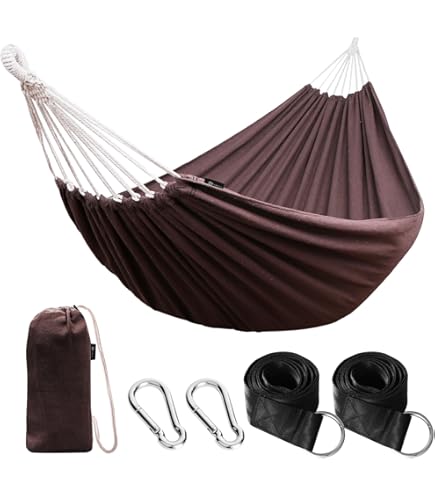 Een Comfortabele Hangmat Met Hoofdkussens Op Een Dek In Een Groene Tuin Tijdens S 125026734
