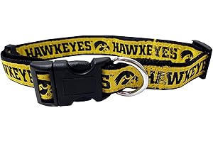 Pets First NCAA Mascota Cuello. 50 colegios Disponible en 3 tamaños. Resistente, Fuerte, Duradero & Ajustable NCAA Collar de Perro. Imprescindible Collegiate Gear para el Patas Sports Ventilador.