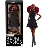 BARBIE BASICS&trade; BEBEK Barbie Basics koleksiyona uygun bebek, siyah elbisesi ve botlarıyla kızıl kıvırcık sa&ccedil;lı Model 03 JBH75
