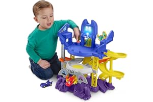 Fisher-Price DC Batwheels Batcaverna Lancia & Strzałka, zestaw startowy inspirowany Batcaverna, 3 plany, światła i dźwięk, w zestawie 2 samochody zabawkowe, zabawki dla dzieci w wieku 3+ lat, HYR74