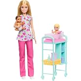 Barbie Kariyer Bebekleri &ccedil;ocuk doktoru oyun seti, &uuml;niforma giyen sarışın Barbie bebek, 2 bebek fig&uuml;r&uuml;, muayene masası ve akse