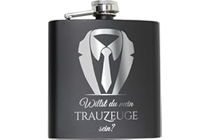 Pixelstudio Flachmann Willst du Mein Trauzeuge Sein? | Schwarz mit Gravur. Geschenk Trauzeuge Fragen Mann. Mit Anzug/Frack Motiv.