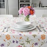 Baskılı Yıkanabilir 140 x 200 cm Masa &Ouml;rt&uuml;s&uuml; Mutfak Bah&ccedil;e Piknik Masa &Ouml;rt&uuml;s&uuml; I Pembe Ağırlıklı &Ccedil;i&ccedil;ek Desenli