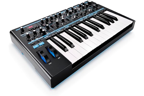 Synthétiseur monodique analogique Novation Bass Station II – inclut 64 patches d'origine, un arpégiateur et un step-séquenceur à patterns, deux oscillateurs ainsi qu'un sous-oscillateur supplémentaire