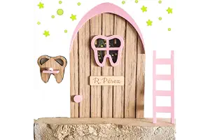 7GANSOS NUEVA PUERTA DEL RATONCITO PEREZ ROSA de madera, con repisa en forma de ratón para dejar el diente y estrellas que se iluminan en la oscuridad. NO SE ABRE