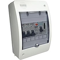 Man, Een Elektrotechnicus Die In Een Schakelbord Met Zekeringen Werkt Installatie En Aansluiting Van Elektrische Apparatuur 10376552