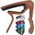 WiNGO Capodastre Guitare Électrique Acoustique, Couleur Bois, 5 Médiators | Alliage Capo de Guitare pour Guitares Folk 6 Cordes, Ukulélé, Mandoline et Banjo , Accessoires Guitare