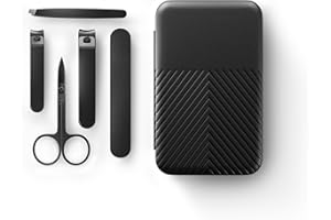 ‎MANSCAPED REFINING THE GENTLEMAN MANSCAPED® Shears 3.0, 5-teiliges Reiseset zur Nagelpflege für Männer, Maniküreset aus Edelstahl mit Finger- und Fußnagelknipser, Nagelfeile, Pinzette mit schräger Spitze, Nagelhautschere, Reiseetui