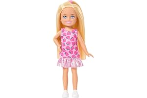 Barbie - Chelsea Club, mini bambola da 15cm con capelli biondi e accessori, scarpe bianche e abito con stampa di fragole, giocattolo per bambini, 3+ anni, JJB33