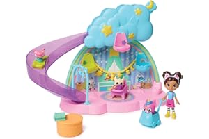 DREAMWORKS GABBY'S DOLLHOUSE Gabby's Dollhouse, Stanza dei Giochi dell'Asilo Gatto-Orecchio, Set di Gioco da 17 Pezzi con 4 Personaggi e Mobili per la Casa delle Bambole, Giocattoli per Bambine e Bambini, 3+ Anni