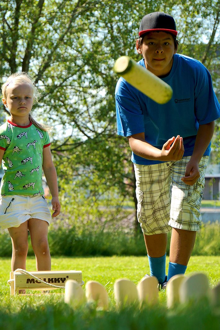 Mölkky Original - Juegos Exterior de Lanzamiento para Jardin, Picnic, Playa, Ocio - 12 Bolos Madera, 1 Palo, Juego Molkky para Adultos, familias, Grupos, 2 o más Jugadores, a Partir de 6 años - Imagen 5