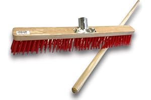 Balai d'atelier Type cantonnier manché | Piste Extérieur | Longueur 60 cm | Garnissage Brosse PVC Rouge | Semelle Bois | Douille métal boulonnée Ø 28 mm | Manche Bois 1,40 m | Kibros 2360BMb
