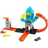 Hot Wheels Oyuncak araba izleme seti, şehir oyuncak seti, devasa goril saldırısı ve 1:64 &ouml;l&ccedil;eğinde ara&ccedil;, rakiplerle meydan ok