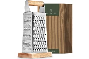 WALDWERK Râpeuse Légume (24,5x10,5cm) - Râpe à Légumes en Inox Avec Lames Gravées - Râpeuse Fromage avec Planche de Récupération en Bois - Râpeuse Légume Manuelle - Râpe Carotte