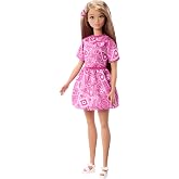 Barbie Fashionistas Style Pop No. 249 sarı sa&ccedil;lı, pembe şal etek, pembe şal desenli g&ouml;mlek, platform tabanlı beyaz sandalet, 