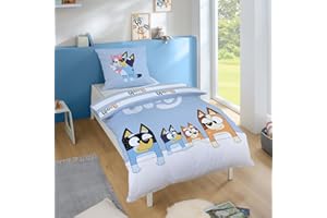 ‎FAMILANDO Bluey Bettwäsche Set 2-teilig 135x200 80x80 cm - Helle Kinderbettwäsche aus 100% Baumwolle mit Reißverschluss - Wendemotiv mit Streifen Bluey Bingo Bandit und Chilli - Maschinenwäsche, Öko-Tex