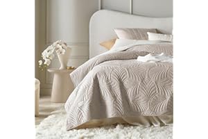 ROOM99 Feel Elegante Tagesdecke in Beige 220 x 240 cm Vielseitige Wohndecke als Bettüberwurf oder Sofaüberwurf Überwurfdecke für Bett und Sofa Steppdecke Stil Ideal als Bedspread Velvet Samt