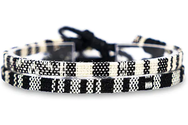 Made by Nami Conjunto de 2 Tobilleras Surferas Mujer y Hombre - Tobillera Fina Estilo Boho Hippie - Accesorios Festivales y Playa - Hechos a Mano - Resistente al Agua y Ajustable (Blanco y negro)