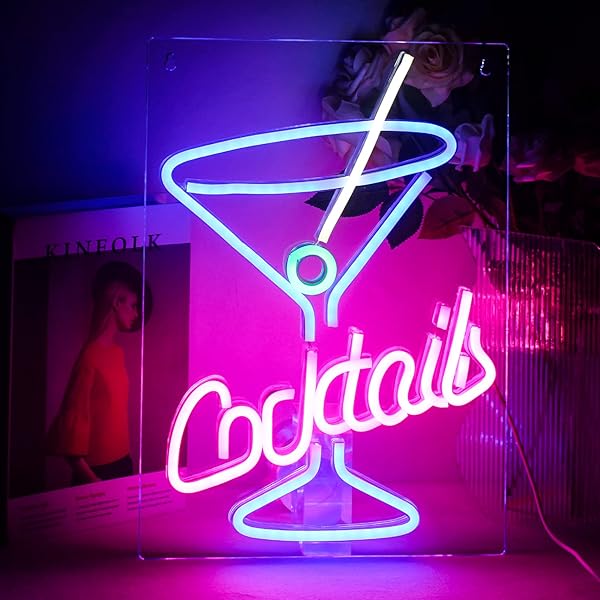Neon Sign In The Window Of A Liverpool Pub Saying Cocktails & Dreams Stock Photo - Foto 2