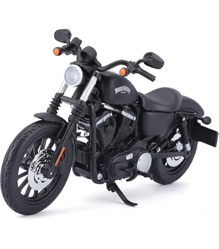 Karikatuur Van Een Motorfiets Met Een Zilveren En Chroommotor En Een Zwarte Band Met Een Metalen En Zilveren Kickstand En Een Zwarte Schaduw Op Een Roze Achtergrond 133608021