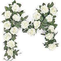 Vierkant Houten Trouwboog In De Opeucht - Zonnerode Kleur Bruiloft Ceremonie Zonsondergang Rode Rozenbloemen En Hangende Doek Image180720024
