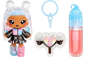 Yummiland Lip Gloss Doll: Sour Sweeties - Gabi Gummybear - Incluye 1 Muñeca, Brillo de Labios DIY + Llavero Extraíble, Juego de Cosméticos, Coleccionable, Adecuado para Niños Mayores de 4 Años