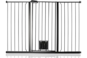 Bettacare Barrière pour Chien avec Chatière Verrouillable, 139.8cm - 147.4cm, Noir, Hauteur de 104cm, Barrière de Sécurité pour Animaux Extra Haute avec Chatière pour Chat