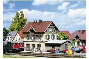 FALLER Kit de maquette de gare de Güglingen avec 213 pièces individuelles 119 x 56 x 60 mm Accessoires de modélisme ferroviaire I Bâtiment Z Modèle de gare standard