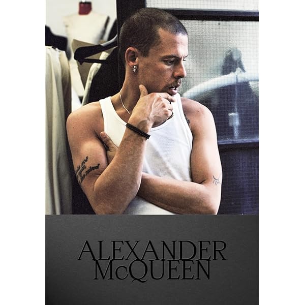Alexander McQueen: Unseen: Amazon.co.uk: Fairer, Robert, Singer