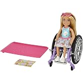 Barbie Chelsea bebek ve tekerlekli sandalye, hareketli tekerlekli, rampa, &ccedil;ıkartma levhası ve aksesuarları, sarı sa&ccedil;lı k&uuml;&ccedil;&uuml;k 