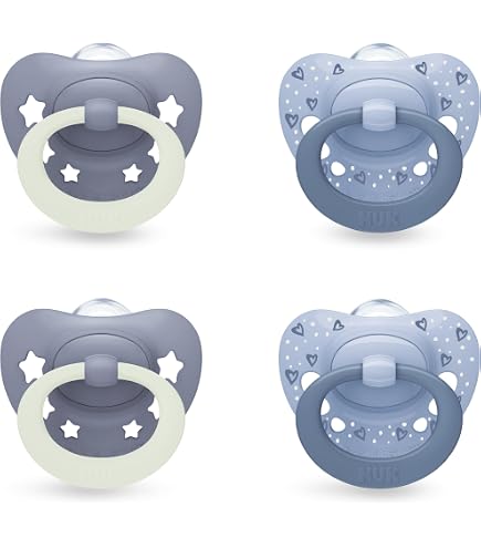 Succhietto Ortodontico NUK First Choice Classic Day & Night 6-18 Mesi, Si Illumina Al Buio, Confezione Da 4 In Blu, Accettato Dal 95% Dei Bambini