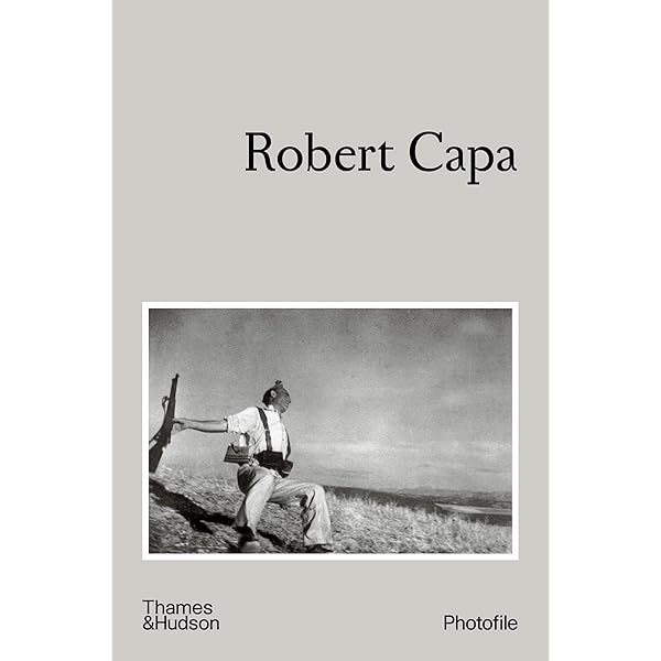 Robert Capa: The Definitive Collection: Amazon.co.uk: Whelan
