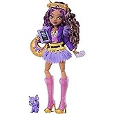Monster High Mor motosiklet ceketi ve t&uuml;yl&uuml; etek giyen Monster High Clawdeen Wolf bebek, kurt Crescent ve kitap, kruvasan ve 