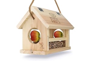 WILDLIFE FRIEND Wildtier Herz | Mangiatoia Uccellini da Esterno da Appendere - Con Vaschetta per Semi, 2 Porta Mele e Porta Canederli – Idrorepellente e Resistente - Realizzata in Legno Massello – 23x30x20 cm