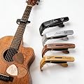 Capodastre pour Guitare Personnalisable, Gravure de Nom ou Symbole, Alliage de Zinc et Bois avec Compartiment à Médiator, Cadeau pour Guitariste, Papa, Ami ou Conjoint (Capo de guitare personnalisé)
