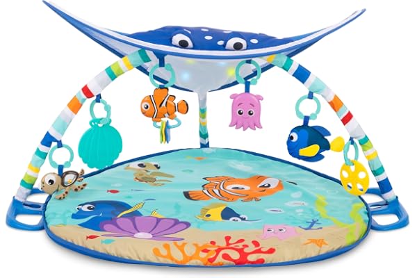 Bright Starts, Disney Baby, Tapis d’Eveil le Monde de Némo Mr. Ray Ocean Lights, Lumières et Plus de 20 minutes de Mélodies, Marionnette à Doigts Dory et Autres jouets