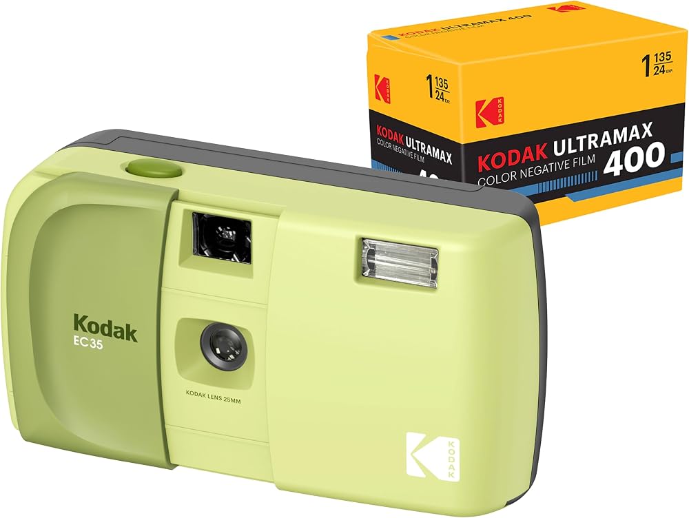 KODAK EC35 35 mm Film Kamera, Yeniden Kullanılabilir, Odaklanmaz, Dahili Flaş, Slayt Kapağı, Başlangıç Dostu (Avokado Yeşili). Kodak Ultramax 400/24EXP 35 mm rulo film ile demet