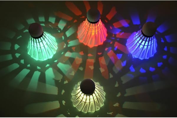 Itian 4 Pièces LED Volant de Badminton Nuit Noire Lueur Birdies Eclairage pour Les Activités Sportives Intérieur et Extérieur