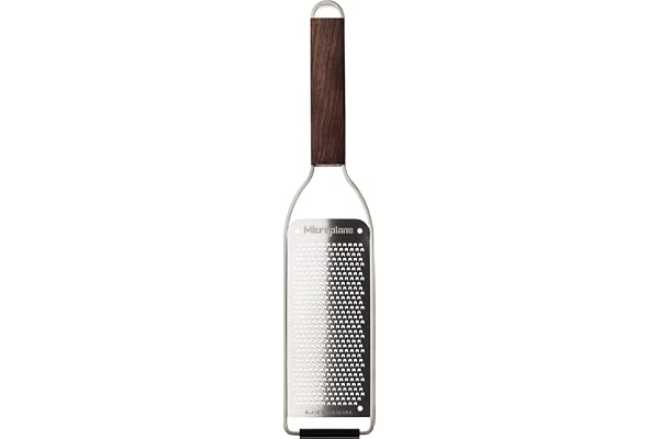 Microplane Râpe de cuisine Fine pour fromage à pâte dure, agrumes, ail, piment, cannelle et noix de muscade de la Collection Master en bois de noyer et en acier inoxydable