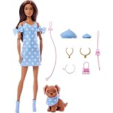 Barbie Uyumlu Dostlar kahverengi sa&ccedil;lı bebek ve k&ouml;pek&ccedil;iği, Puantiye desenli, mavi renkli kıyafetler giyen ve bere, &ccedil;anta gibi