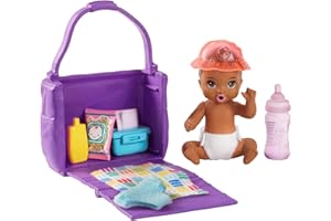 Barbie Famille Skipper Baby-sitter, Petite Figurine bébé Brun, Sac à Langer et Accessoires, Jouet pour Enfant, GHV86