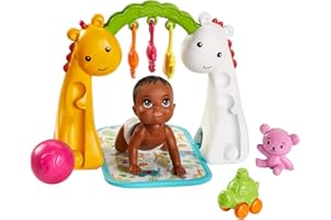 Barbie Famille Skipper baby-sitter Spécial Jeu, figurine bébé brun qui rampe, tapis d’activités et accessoires, jouet pour enfant, GHV85