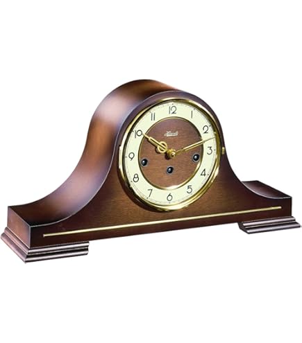Vintage Klok Gemaakt Van Dominostenen Op Een Houten Achtergrond. Domino