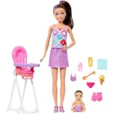 Barbie Bebek Bakıcısı Skipper oyun seti, kahverengi sa&ccedil;lı yetişkin ve k&uuml;&ccedil;&uuml;k bebek, mama sandalyesi ve yiyecek dahil 8 aksesua