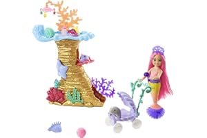 Barbie - Sirene Playset con bambola Chelsea Sirena, 4 cuccioli, area giochi con barriera corallina, passeggino e accessori, Giocattolo per Bambini 3+ Anni, HHG58