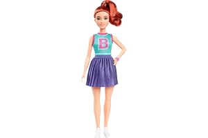 Barbie Fashionistas-docka nr 232 med rött hår, klädd i sportig topp med ett ”B”, plisserad lila kjol, klocka och sneakers, HYT90