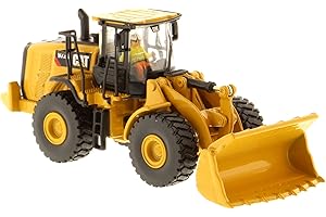 PLATZ Diecast Masters 85950 - Caterpillar Radlader 972M mit Holzgreifer, detailgetreues H0 CAT Baufahrzeug in Metallbox in 1:87, ca. 12,2 x 3,5 x 4,3 cm, 14+, für Modelleisenbahnen und Sammler geeignet