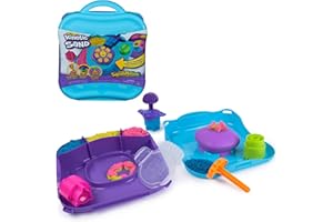 Kinetic Sand, Set di Gioco Squish Motion, Sabbia Colorata Rosa, Gialla, Blu, Sabbia Cinetica 453g, 5 Accessori, Comoda Valigetta. Giocattoli per Bambini e Bambine, 3+ anni