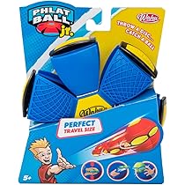 Un ballon de football avec une balle bleue et blanche et une balle